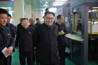 金正恩視察蒲公英作業本工廠 稱贊產品設計用心